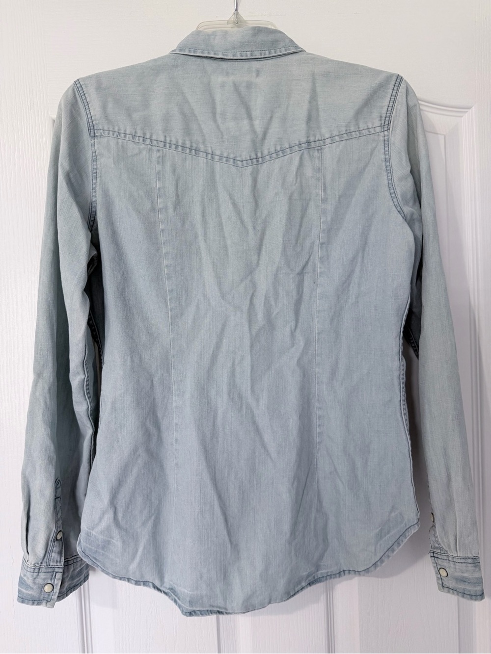 {American Eagle Outfitters} Light Wash Denim Blue Pearl Button-Down Shirt - Picture 11 of 15